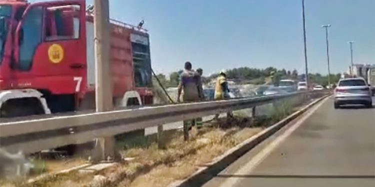 VIDEO Je li ovo moguće? Netko je zapalio travu između dva prometna traka na Sirobuji