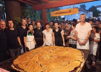 VIDEO Livno postavilo novi rekord po broju ćevapa u jednoj lepinji, pogledajte pripremu sa 65 kilograma mesa