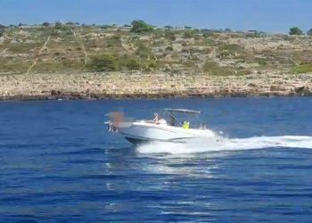 VIDEO Ljudi u nevjerici promatrali glisiranje blizu obale, netko je stavio djecu na provu: “Da padne bilo tko, gotov je”