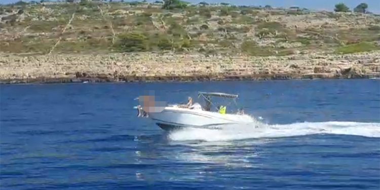 VIDEO Ljudi u nevjerici promatrali glisiranje blizu obale, netko je stavio djecu na provu: “Da padne bilo tko, gotov je”