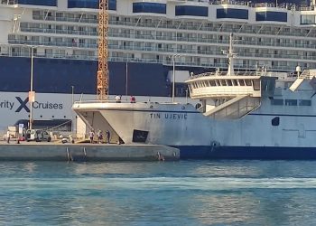 VIDEO Opet problemi s trajektom. Putnici ‘zapeli’ u Splitu, preusmjeravaju ih u manje plovilo…