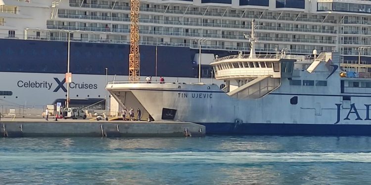 VIDEO Opet problemi s trajektom. Putnici ‘zapeli’ u Splitu, preusmjeravaju ih u manje plovilo…