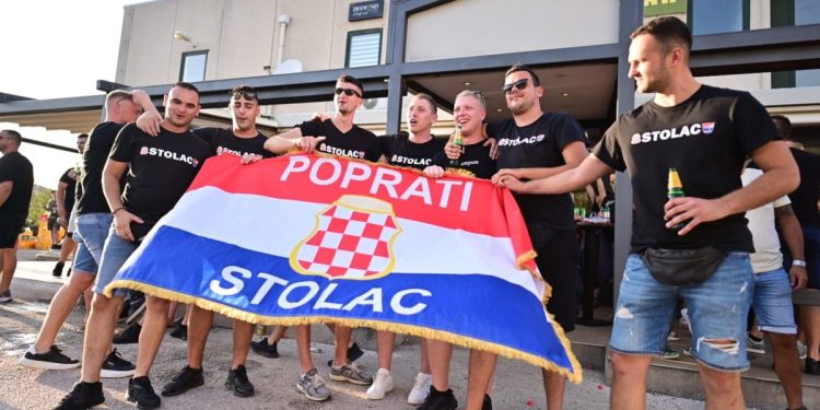 VIDEO Potegli iz Stolca (BiH) na spektakl u Dugopolju: “Večeras očekujemo samo dobru zabavu”