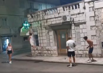 (VIDEO) SPLITSKA ALKA Turisti ponovno divljali po gradu, evo što je sad nastradalo