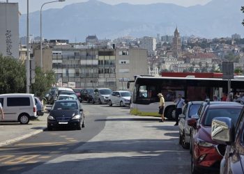 VIDEO Totalni kaos u Splitu. Zbog jednog vozila ‘zapeo’ autobus Prometa Split, nastala ogromna gužva