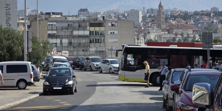 VIDEO Totalni kaos u Splitu. Zbog jednog vozila ‘zapeo’ autobus Prometa Split, nastala ogromna gužva