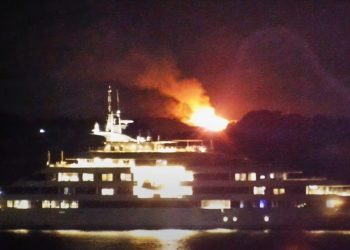 VIDEO UŽIVO Gori na Visu, požar je krenuo od odlagališta smeća. Gase ga sve otočke snage