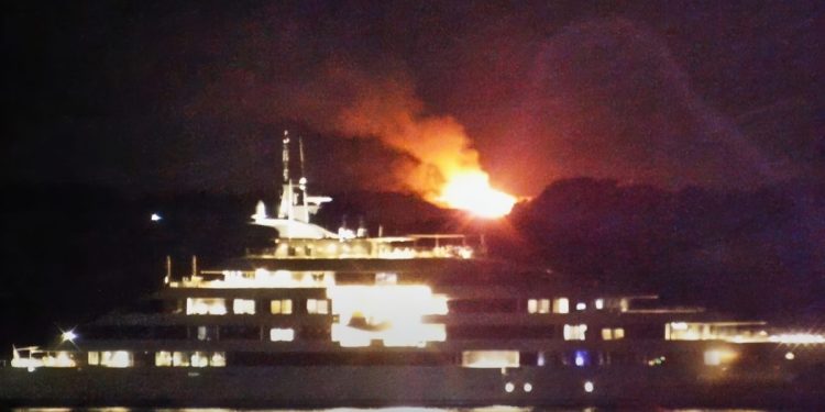 VIDEO UŽIVO Gori na Visu, požar je krenuo od odlagališta smeća. Gase ga sve otočke snage