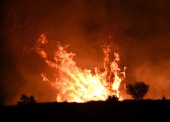 VIDEO Udari munja izazvali nekoliko požara oko Žrnovnice, jedan se strelovito širi, relativno je blizu vojne baze