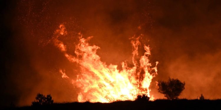 VIDEO Udari munja izazvali nekoliko požara oko Žrnovnice, jedan se strelovito širi, relativno je blizu vojne baze