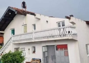 VIDEO Vjetar odnio krov kuće u BiH, očekuju se nove jake padaline širom zemlje