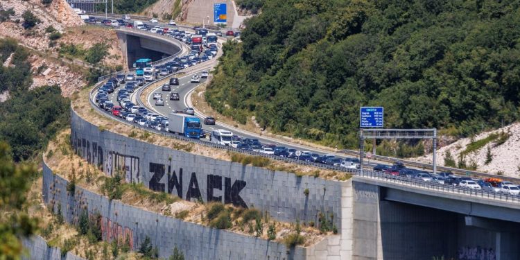 VIKEND GUŽVE Kod krčkog mosta 4 km kolone u oba smjera!