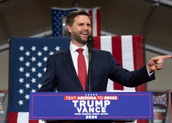 Vance treba ispraviti ‘neprijatne’ komentare ili je Trumpova kampanja ‘osuđena na propast’, kažu neodlučne i glasačice GOP-a