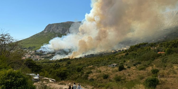Vatra se u Rupotinama jako brzo širi, stanovnici sumnjaju da netko pali: “Nemoguće da je uzbrdo pribacilo”
