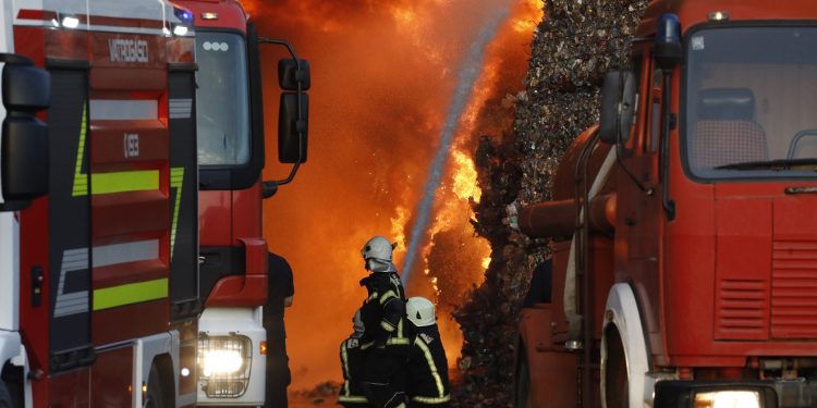 Vatrogasci se bore sa sve više požara: Helikopteri i dodatne snage spašavaju što se može