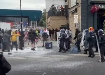 Velika Britanija strahuje od novih nereda: Napadnuta i policija, uhićeno više od 90 osoba