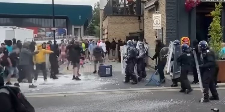 Velika Britanija strahuje od novih nereda: Napadnuta i policija, uhićeno više od 90 osoba