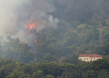 Veliki požar u Solinu napokon pod kontrolom: Na terenu su 21 postrojba i četiri kanadera