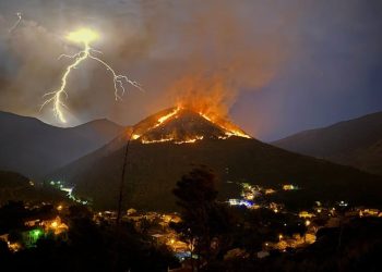 Veliki požar u Žrnovnici se širi prema kućama: “Sve snage splitskog područja su na terenu, možda bude cijela županija”