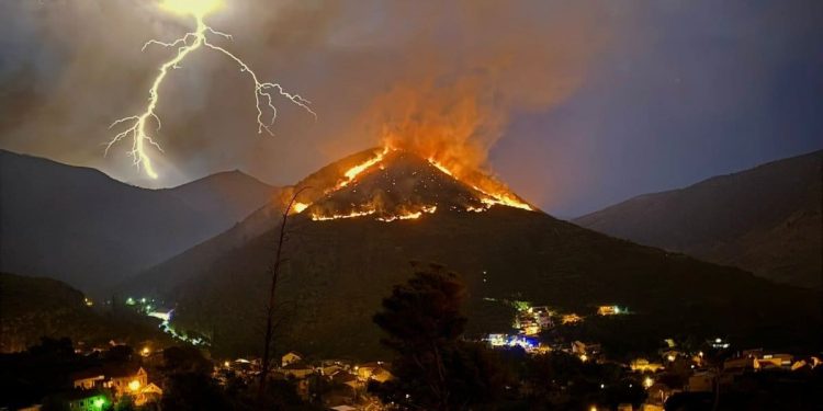 Veliki požar u Žrnovnici se širi prema kućama: “Sve snage splitskog područja su na terenu, možda bude cijela županija”