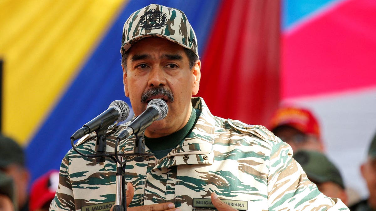 Predsjednik Venezuele Nicolas Maduro predvodi proslavu 22. godišnjice povratka pokojnog predsjednika Huga Chaveza na vlast nakon neuspjelog pokušaja državnog udara 2002. godine noseći vojne uniforme i odgovarajuću bejzbolsku kapu.