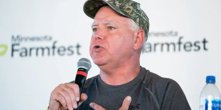 Viralni maskirni šešir Harris-Walz prikupio je milijun dolara, izazvao prijezir NRA-e