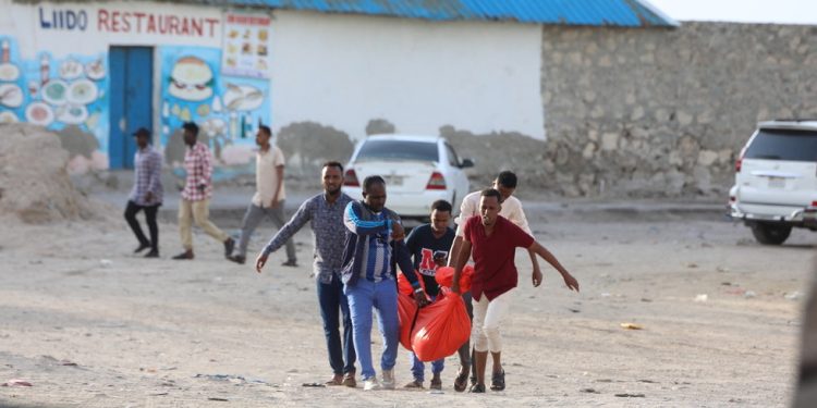 Više od 30 ubijeno u napadu na plaži u istočnoafričkoj državi — RT Africa