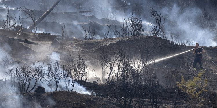 Više od 300 vatrogasaca gasi kod Žrnovnice: Izbio novi požar kod Trogira