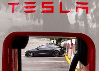 Više od polovine vlasnika Tesli vraća se benzincima