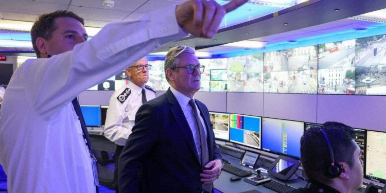 Vlada Ujedinjenog Kraljevstva prijeti zatvorskom kaznom za postove koji se smatraju punim mržnje usred pobuna protiv useljenika