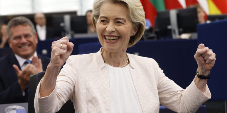 Von der Leyen: Kijev se nevjerojatnom brzinom kreće prema EU članstvu. Slava Ukrajini!