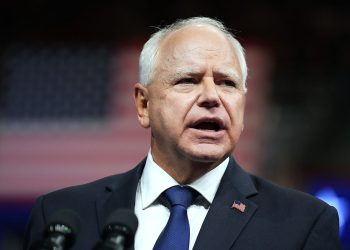 Walz se suočio s još jednom optužbom za krivo predstavljanje u otkrivenom, žustrom pismu: ‘uklonite sve reference’