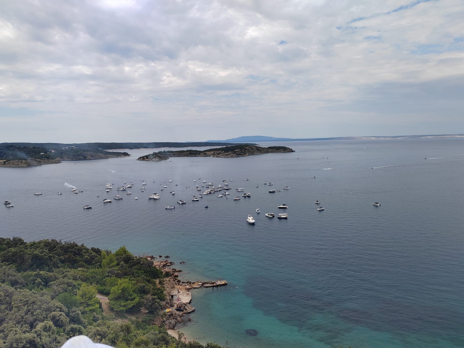 RABLJANIMA JE PREKIPJELO Veliki i glasan prosvjed protiv ribogojilišta: "Posljedice po okoliš i turizam su dugoročne!"