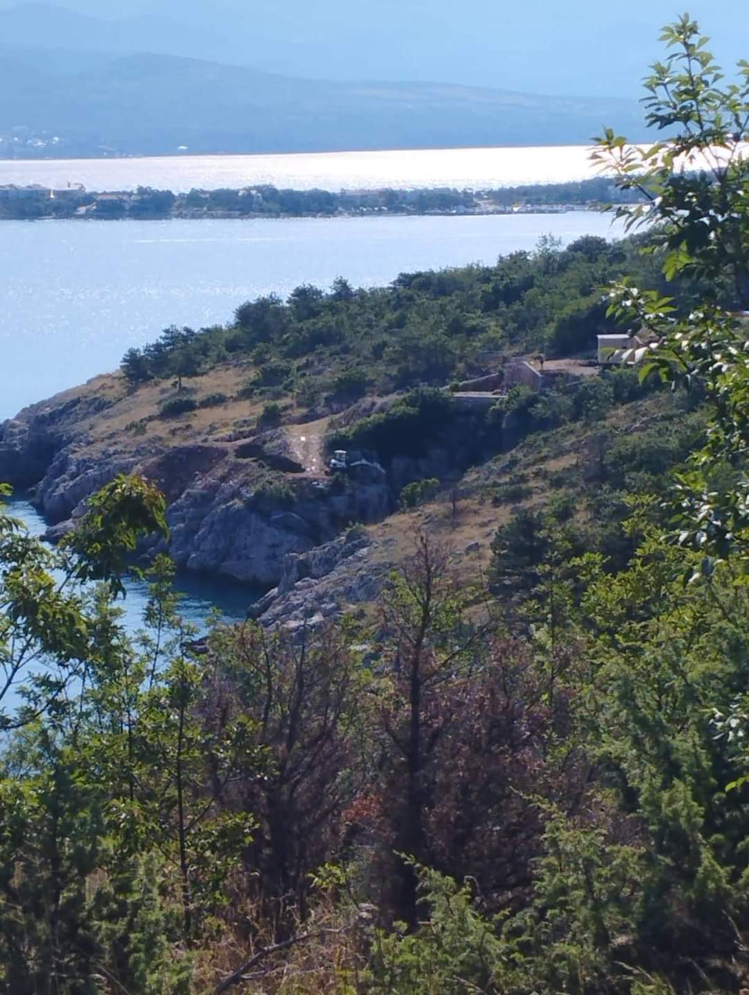 TOTALNA DEVASTACIJA Pogledajte što su napravili s obalom u Šilu na otoku Krku!
