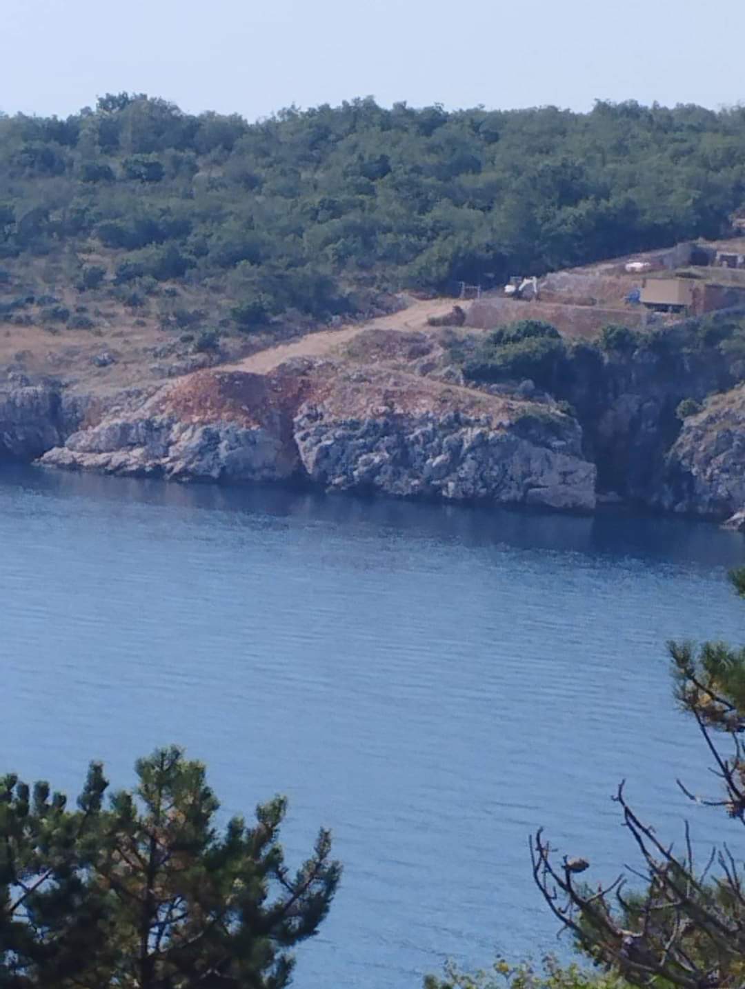 TOTALNA DEVASTACIJA Pogledajte što su napravili s obalom u Šilu na otoku Krku!