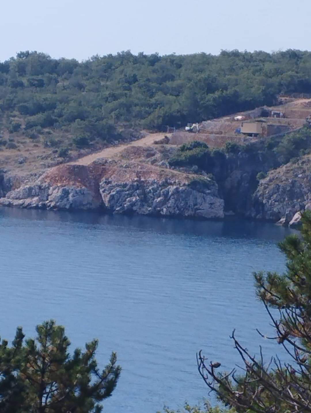 TOTALNA DEVASTACIJA Pogledajte što su napravili s obalom u Šilu na otoku Krku!