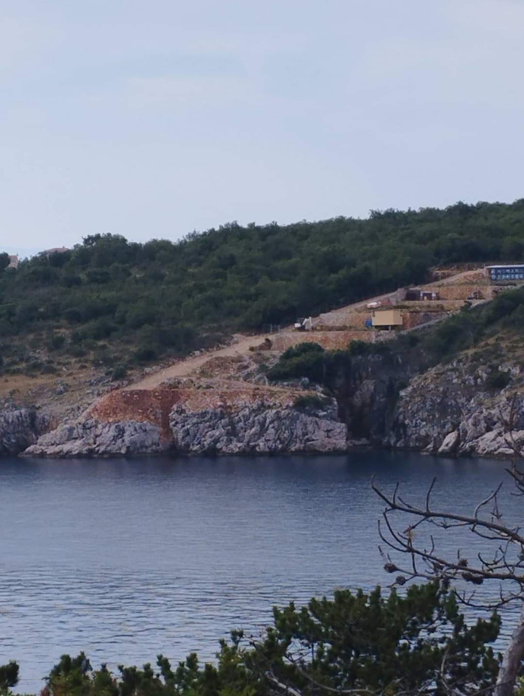 TOTALNA DEVASTACIJA Pogledajte što su napravili s obalom u Šilu na otoku Krku!