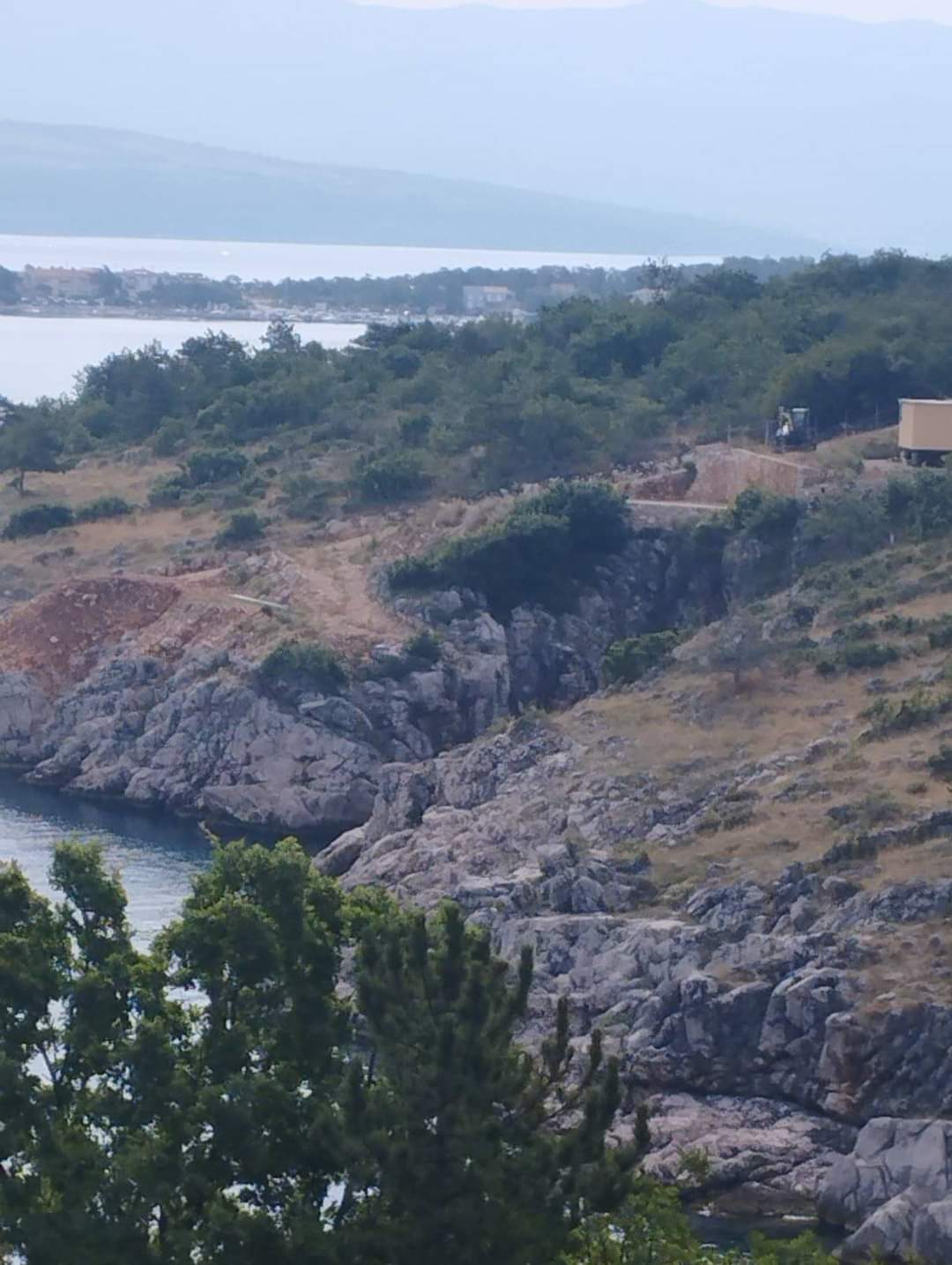 TOTALNA DEVASTACIJA Pogledajte što su napravili s obalom u Šilu na otoku Krku!