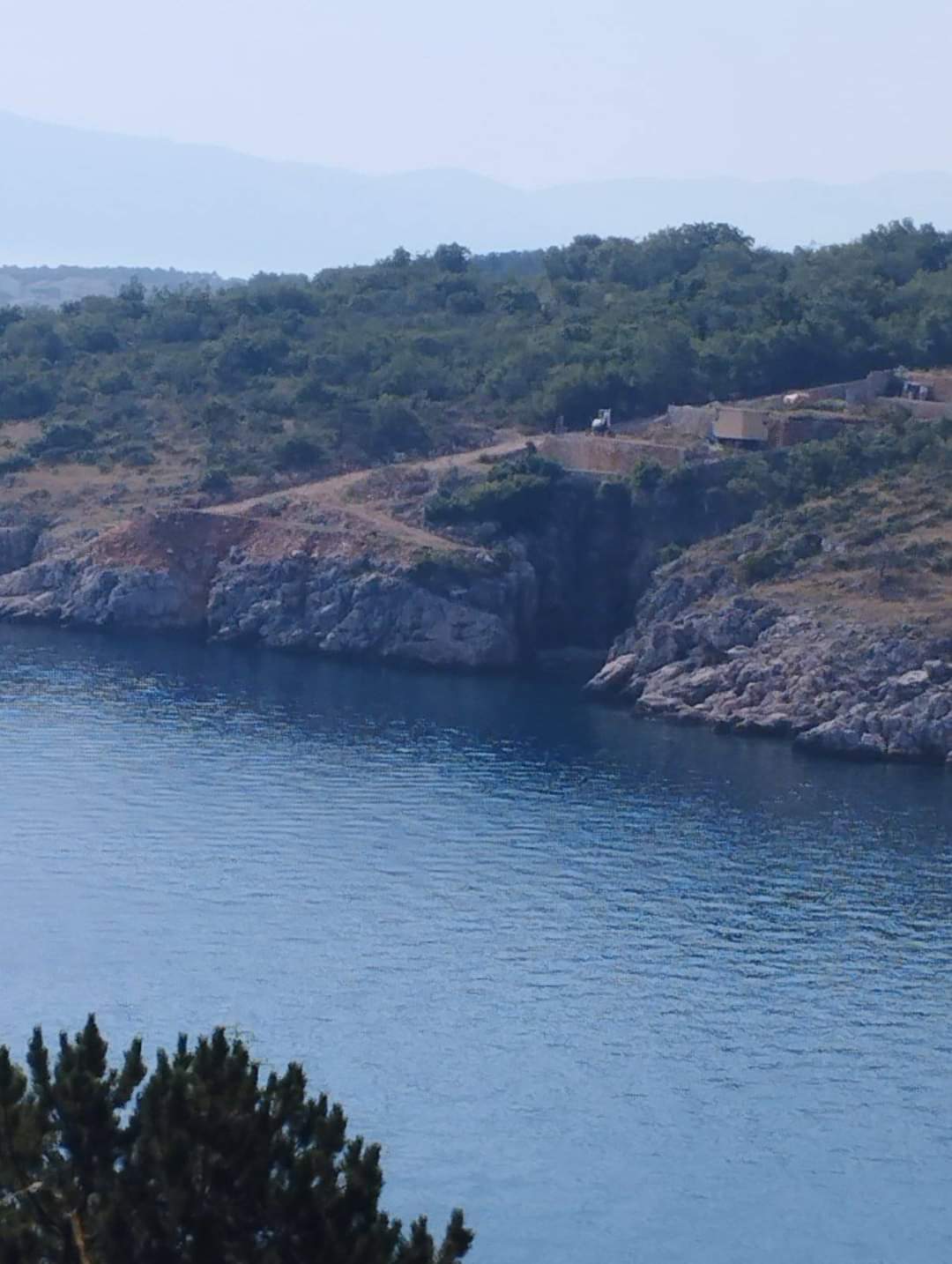 TOTALNA DEVASTACIJA Pogledajte što su napravili s obalom u Šilu na otoku Krku!