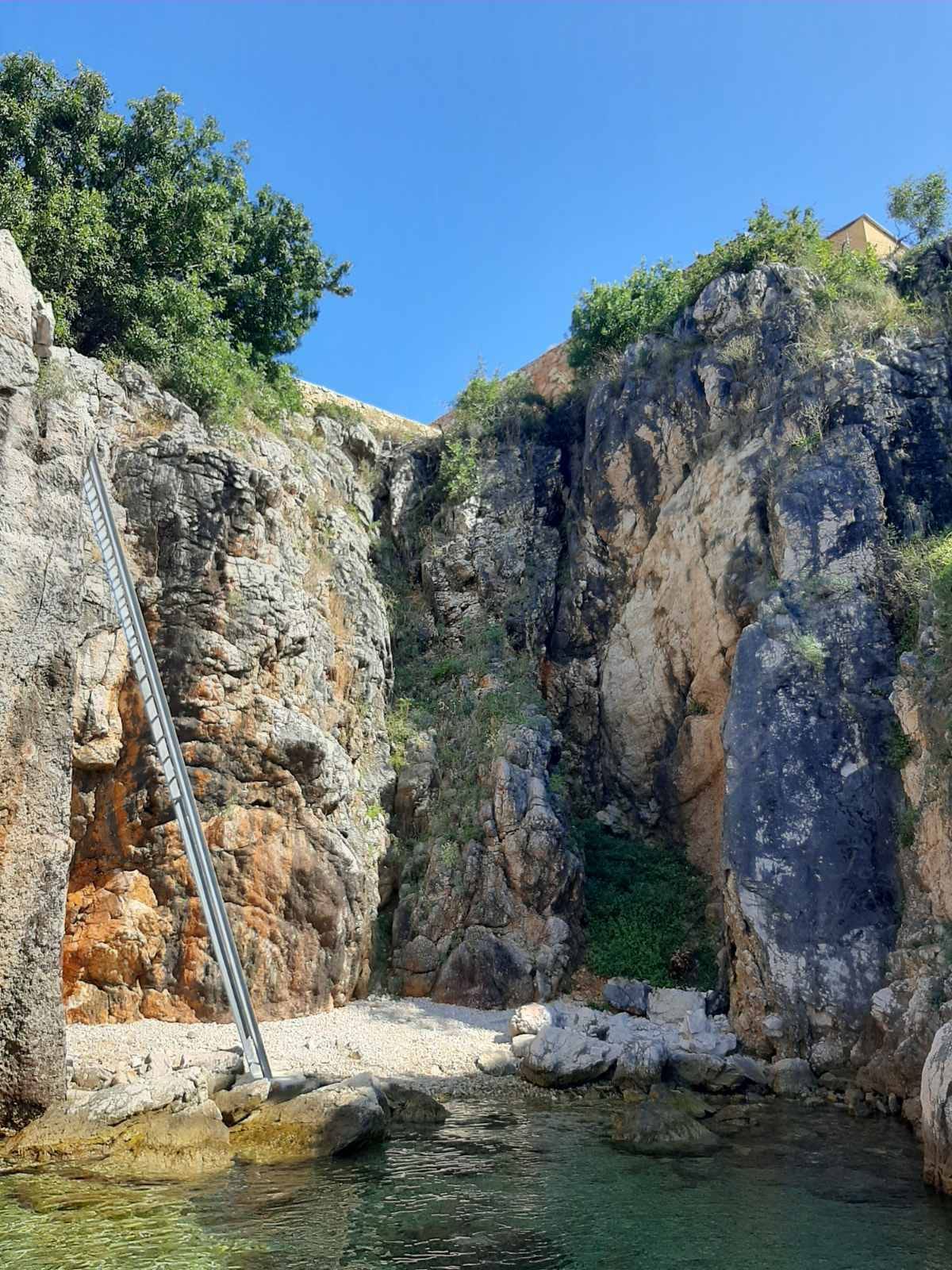TOTALNA DEVASTACIJA Pogledajte što su napravili s obalom u Šilu na otoku Krku!