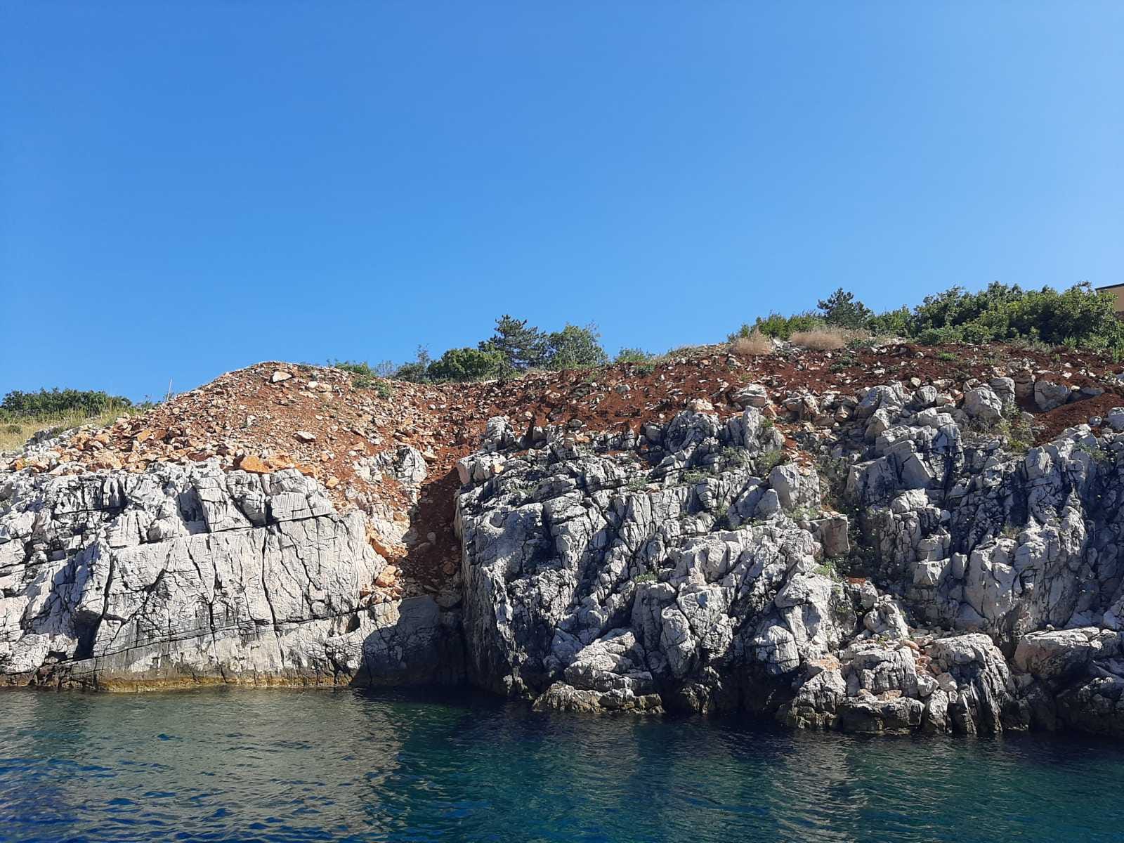TOTALNA DEVASTACIJA Pogledajte što su napravili s obalom u Šilu na otoku Krku!