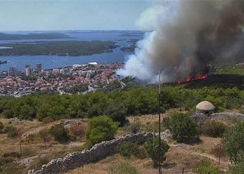 ZAUSTAVLJENA BUKTINJA U ŠIBENIKU Izgorjelo 3,5 hektara, ostaju gasiti tri zrakoplova