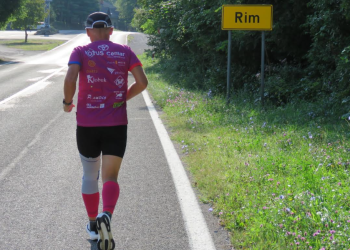 Zamislite da imate 62 godine, bolno koljeno i kroz najgore vrućine trčite ultramaraton