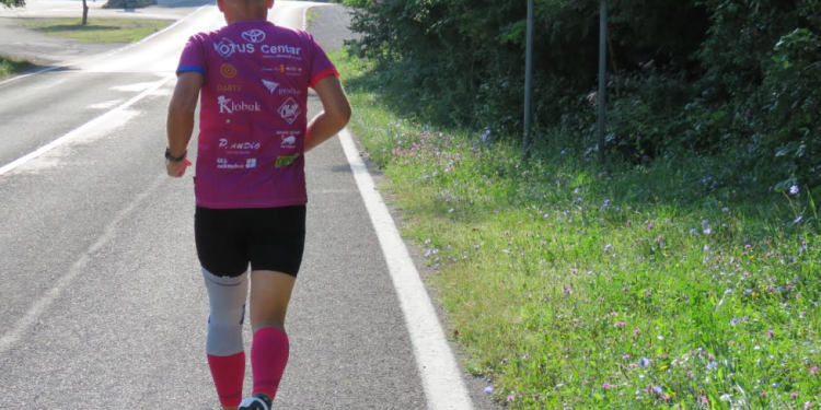 Zamislite da imate 62 godine, bolno koljeno i kroz najgore vrućine trčite ultramaraton
