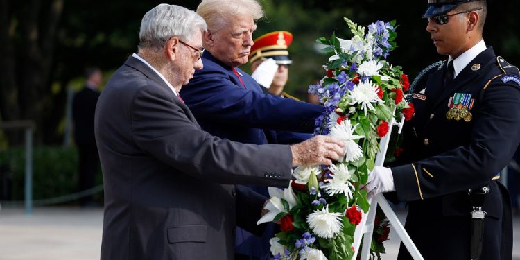 Zaposlenik Nacionalnog groblja Arlington koji je ‘naglo gurnut u stranu’ tijekom Trumpovog posjeta neće podići tužbu: Vojska