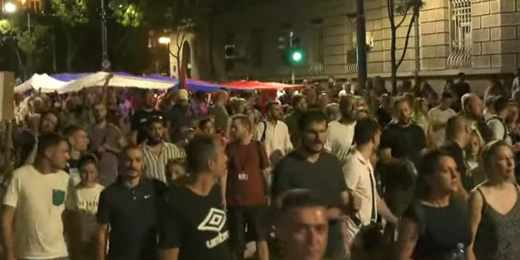 Završen prosvjed protiv Vučića u Beogradu: Prosvjednici upali na kolodvor i zaustavili vlakove