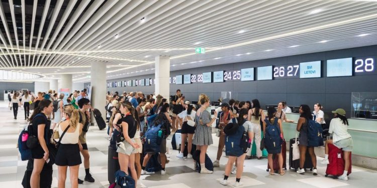 Zbog hakerskog napada još nije moguć online check-in u Zračnoj luci Split. Putnici bijesni: “Da se u srcu sezone mora stajati u redu je stvarno dno dna”