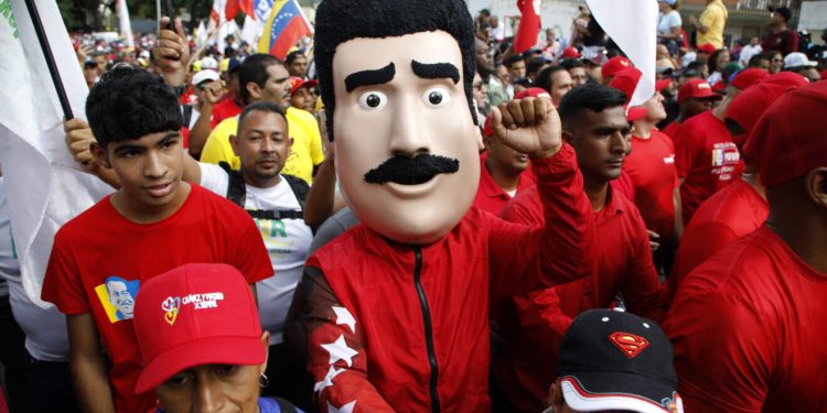 Živopisni predsjednik se pretvorio u crtanog superheroja pa poslao sotonista Muska na Mars