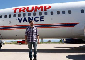 Zrakoplov kandidata za potpredsjednika SAD-a prinudno sletio — RT World News