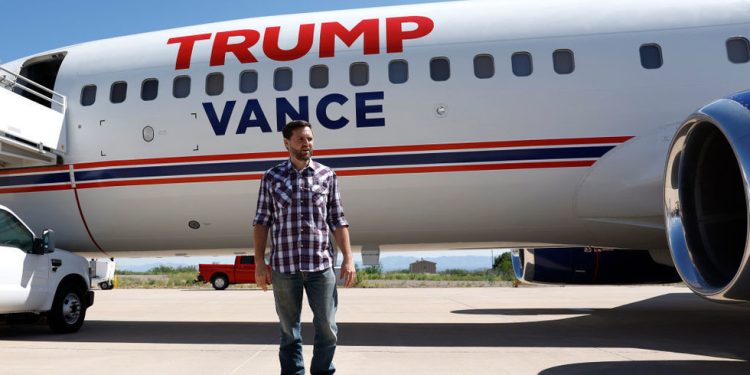 Zrakoplov kandidata za potpredsjednika SAD-a prinudno sletio — RT World News